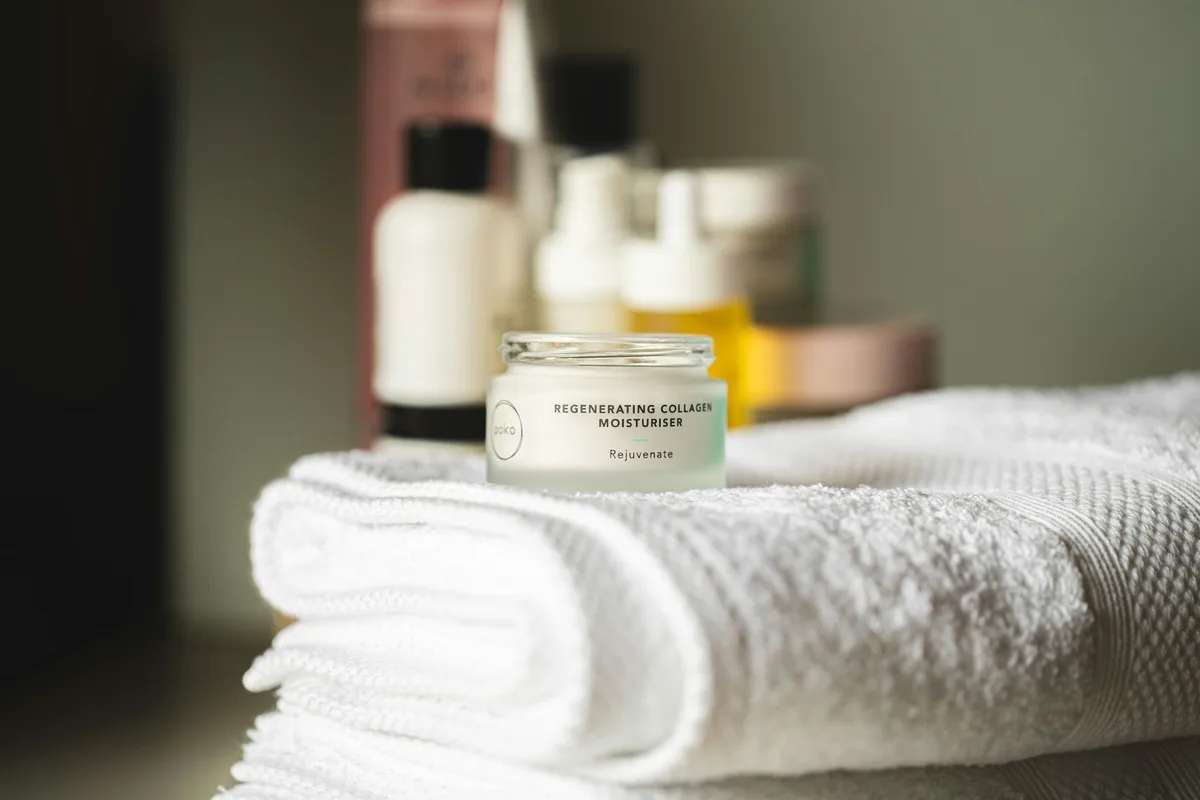 Cilt bakım ürünleri ve havlu
